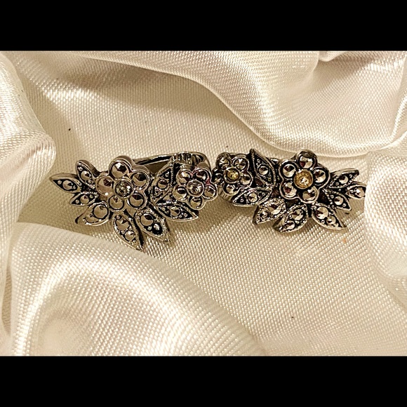 Vintage leaf shaped clip on earrings - Picture 5 of 8